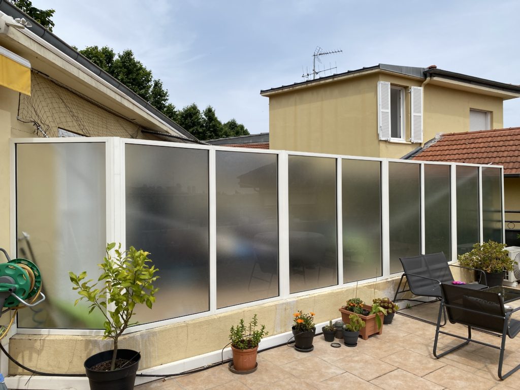 Séparation de terrasse en aluminium blanc avec verre imprimé feuilleté