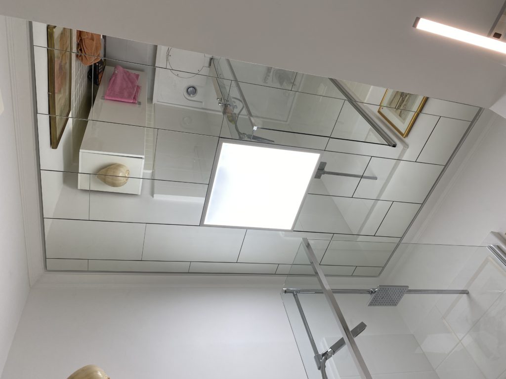 Plafond damier en miroir dans une salle de bain