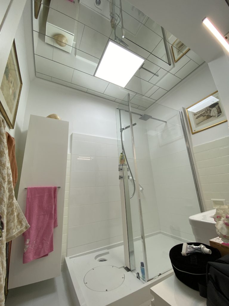 Plafond damier en miroir dans une salle de bain