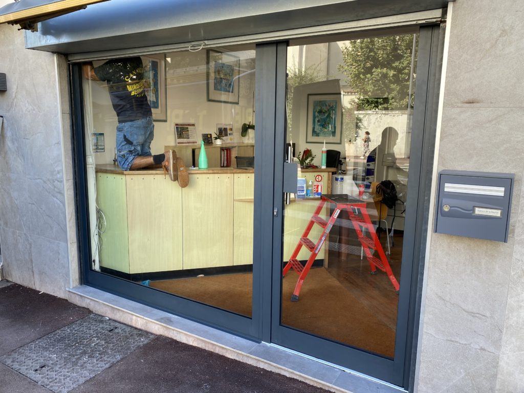 Devanture de magasin avec vitrine et porte d'entrée en aluminium gris anthracite (7016)