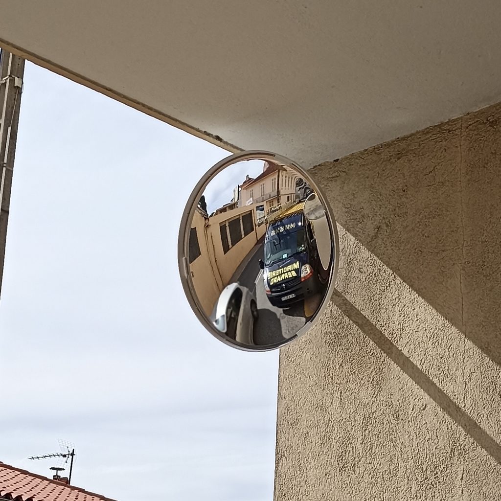 Miroir de surveillance en sortie de parking