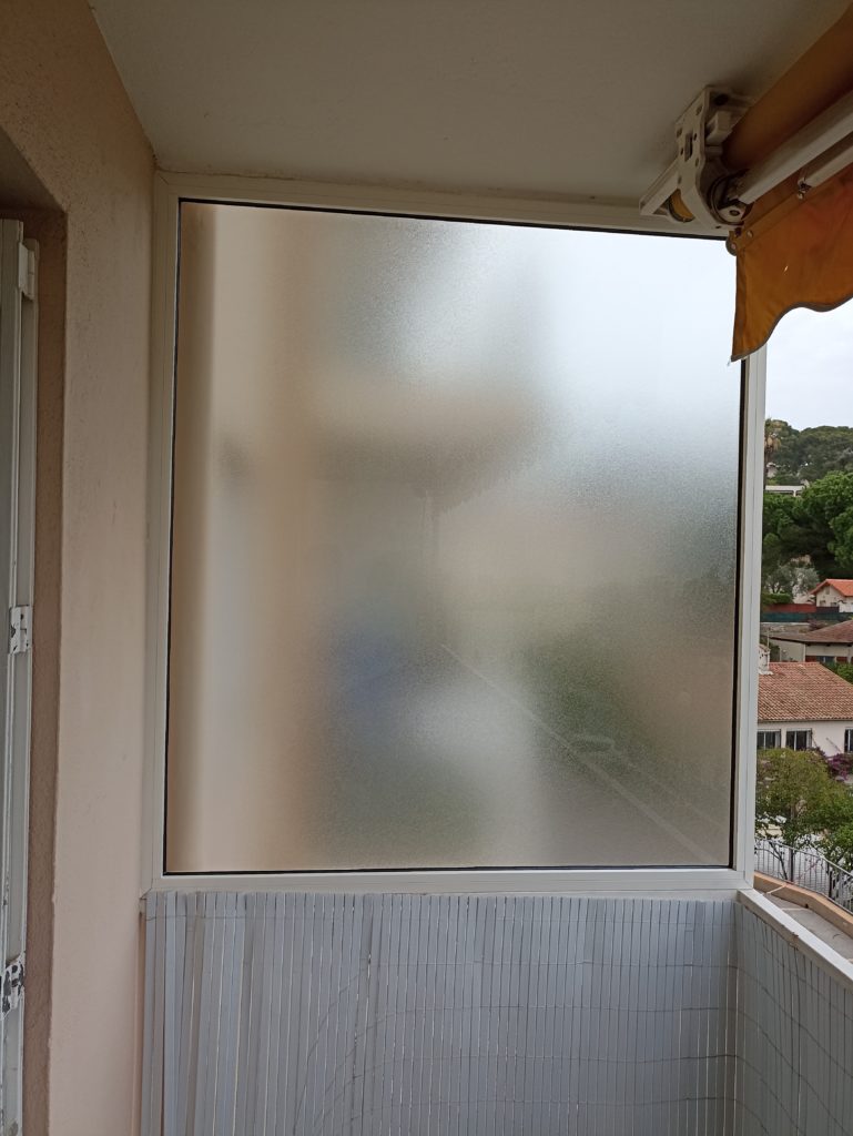 Séparation de balcon en aluminium blanc avec verre imprimé feuilleté