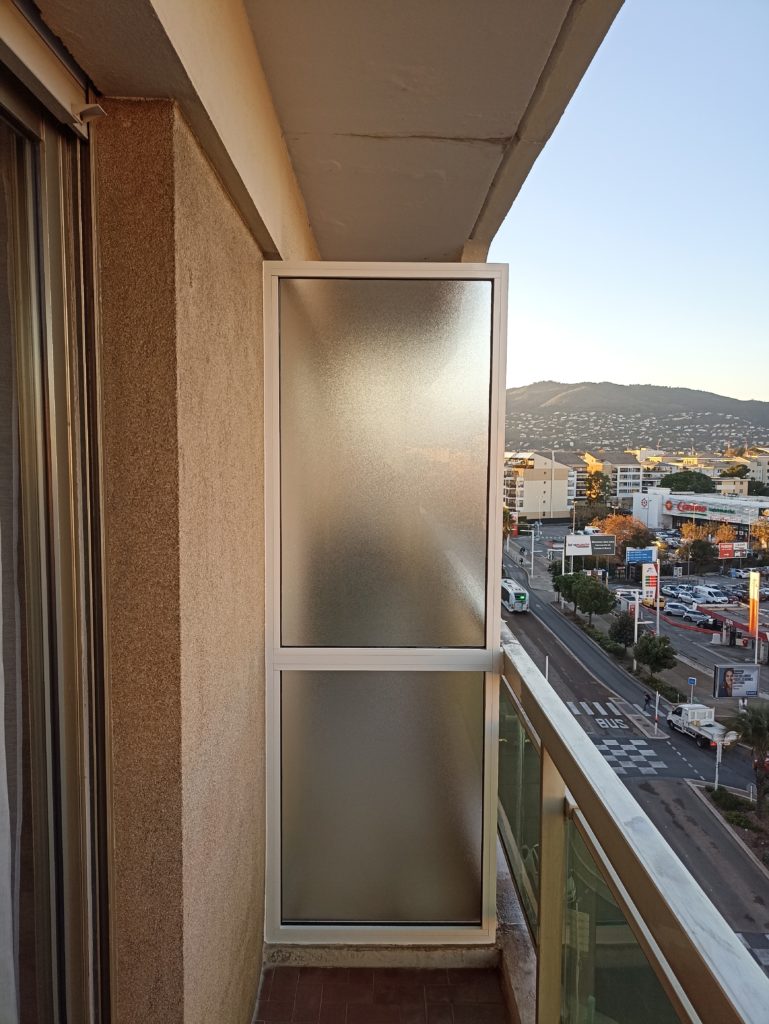 Séparation de balcon en aluminium blanc avec verre imprimé feuilleté