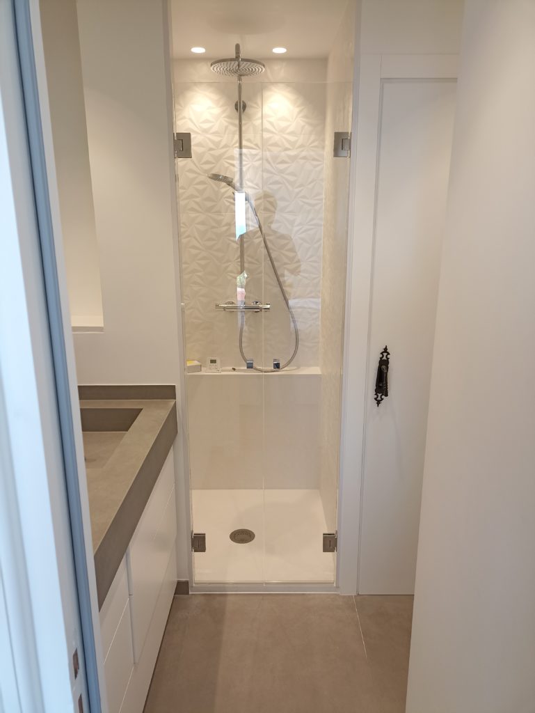 Portes de douche en verre sécurit avec boutons et charnières couleur chrome