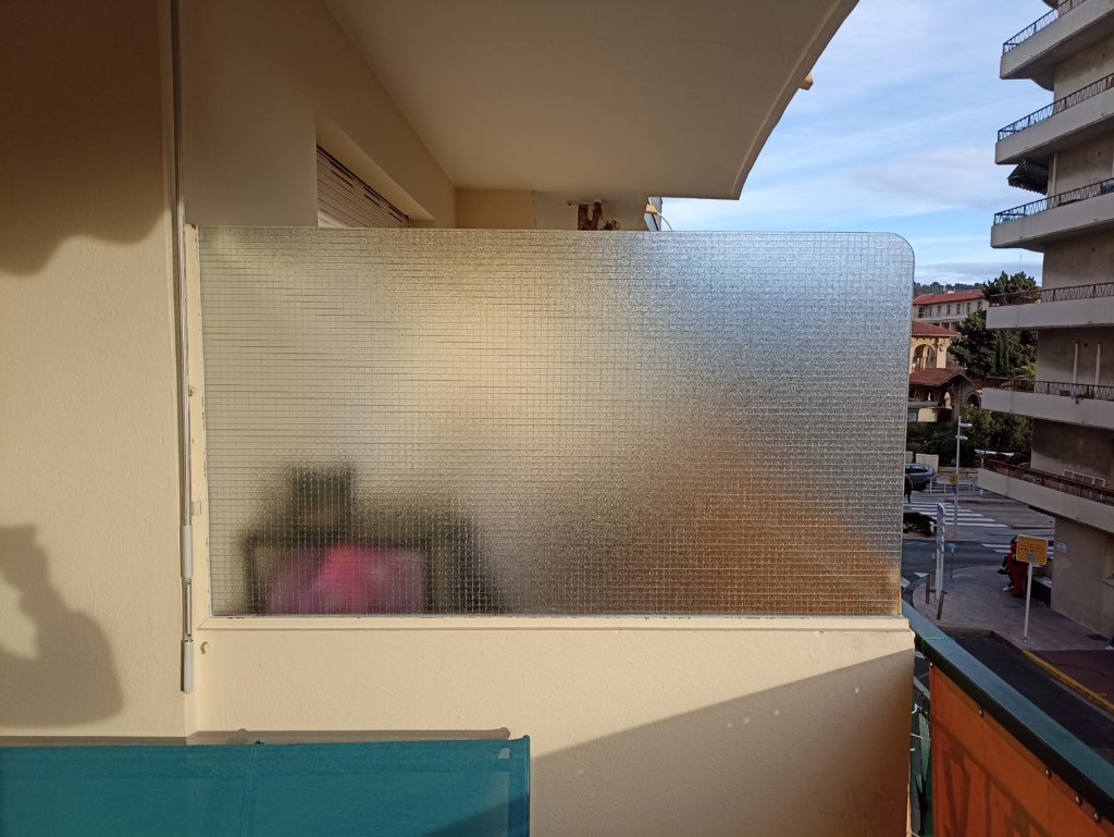 Remplacement suite bris de glace séparation de balcon en verre armé granité