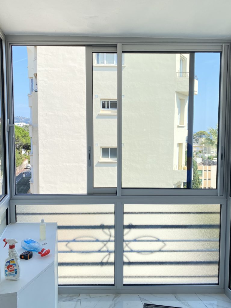 Fermeture de balcon en aluminium laqué gris avec sous-bassement et baies coulissantes