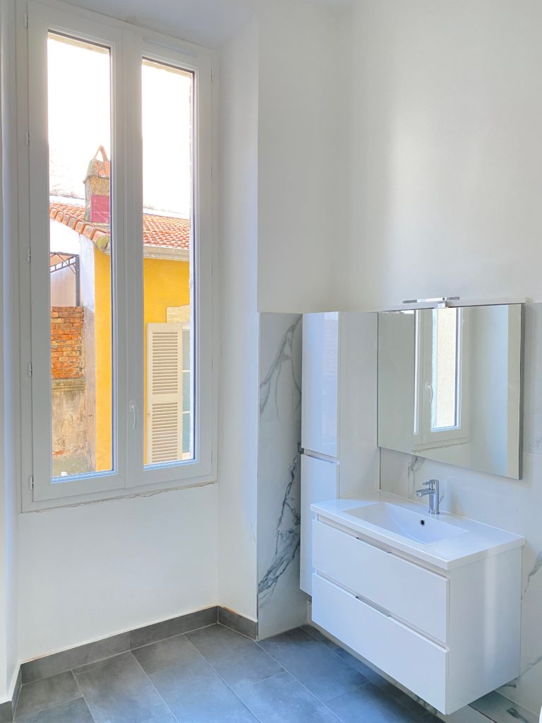 Fenêtre blanche PVC de salle de bain