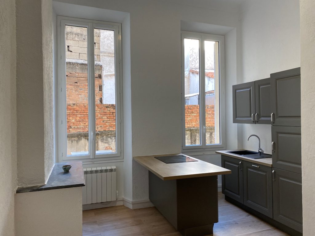 Fenêtres en PVC blanches dans une cuisine